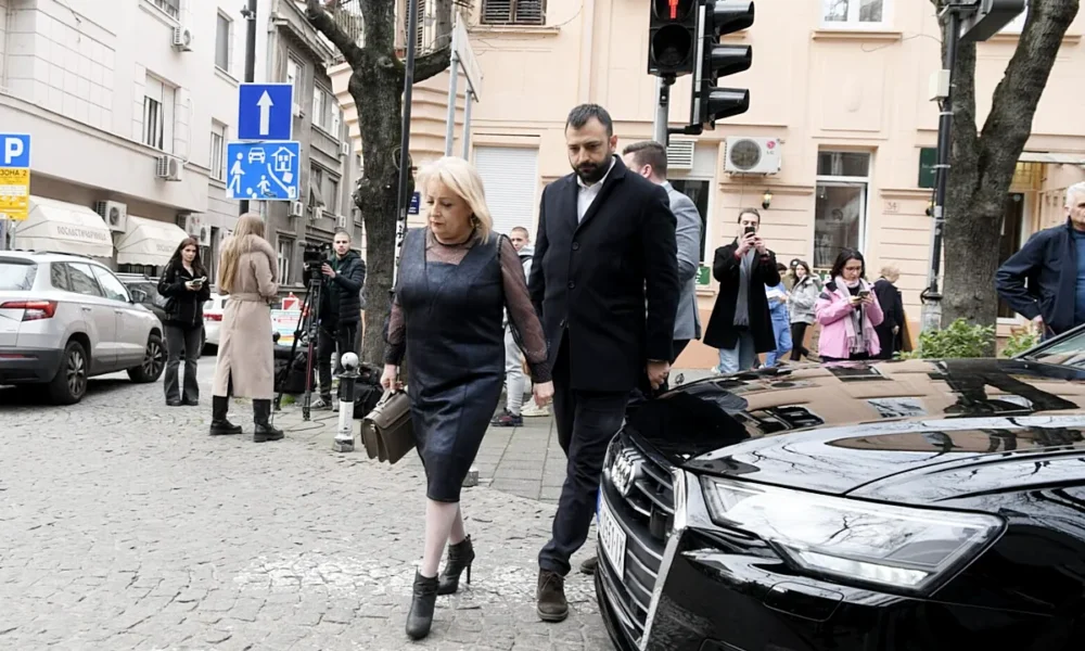 Slavica Đukić Dejanović oktatási miniszter - akivel kapcsolatban az internet népe nem éppen hízelgő jelzőket használ - a piroson megy át, de nem ez a legnagyobb bűne