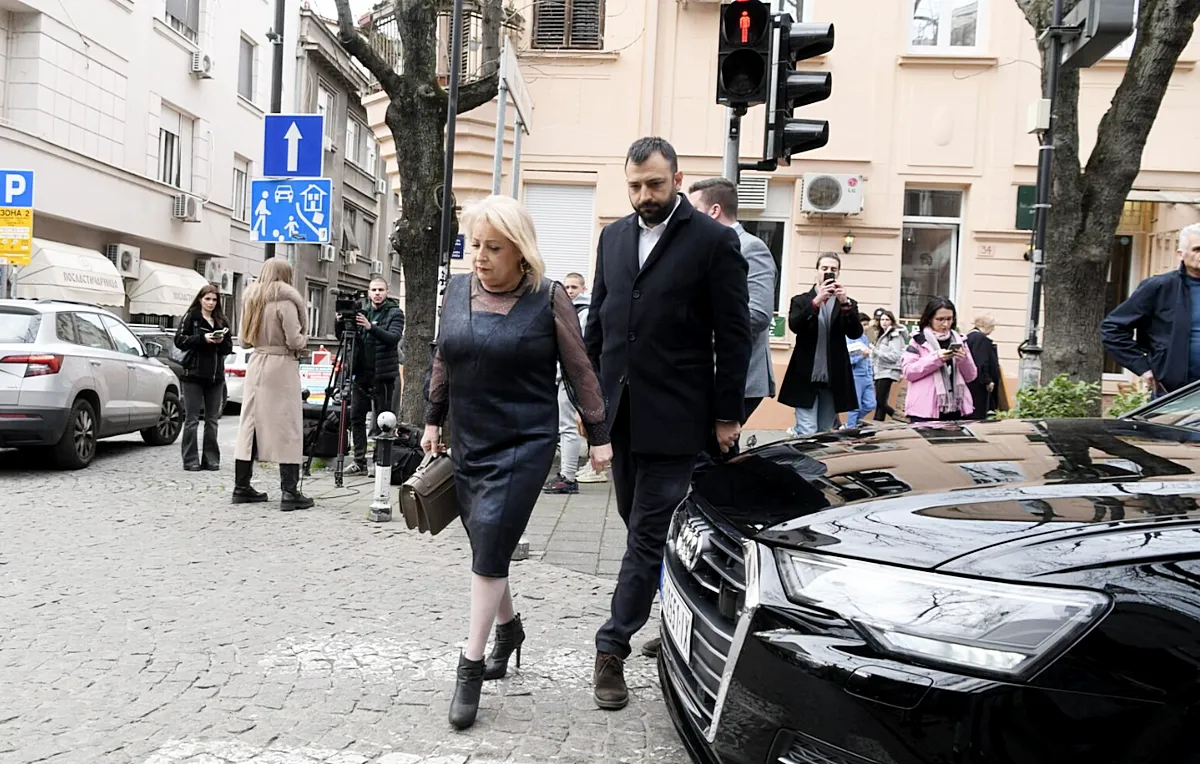 Slavica Đukić Dejanović oktatási miniszter - akivel kapcsolatban az internet népe nem éppen hízelgő jelzőket használ - a piroson megy át, de nem ez a legnagyobb bűne