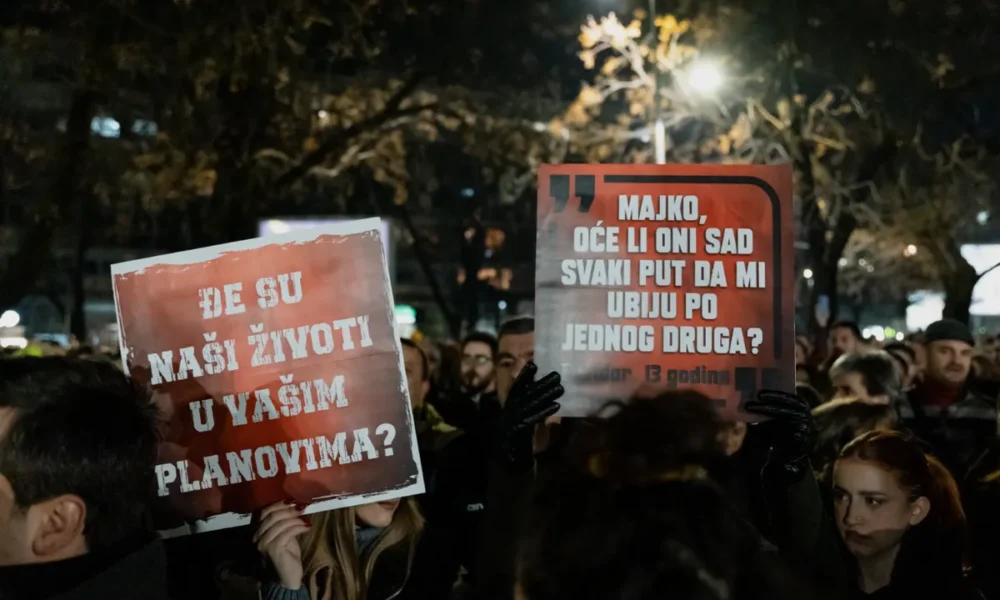 Egyetemisták és aktivisták tüntettek január 5-én Podgoricában tizenkét perces néma tisztelgéssel az áldozatok előtt, hasonlóan mint Szerbiában