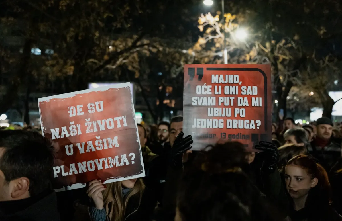 Egyetemisták és aktivisták tüntettek január 5-én Podgoricában tizenkét perces néma tisztelgéssel az áldozatok előtt, hasonlóan mint Szerbiában