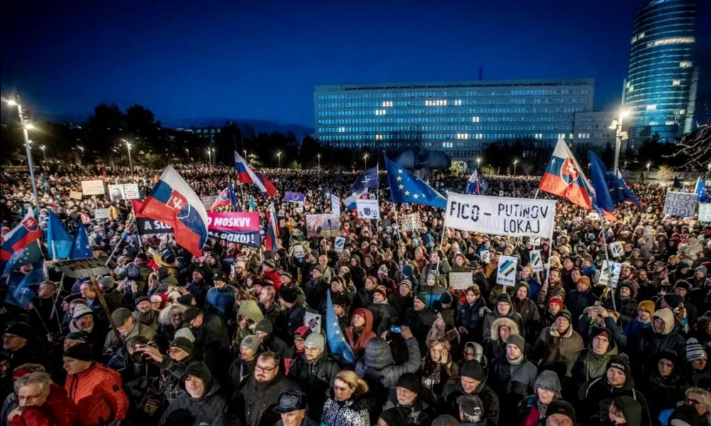 A transzparens szerint Fico Putyin lakája - Pozsonyban hatvanezren, az ország többi részében körülbelül ugyanennyien tüntettek a szlovák miniszterelnök oroszbarát politikája ellen