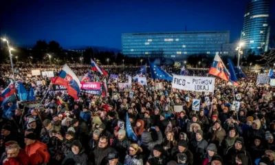 A transzparens szerint Fico Putyin lakája - Pozsonyban hatvanezren, az ország többi részében körülbelül ugyanennyien tüntettek a szlovák miniszterelnök oroszbarát politikája ellen