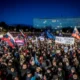 A transzparens szerint Fico Putyin lakája - Pozsonyban hatvanezren, az ország többi részében körülbelül ugyanennyien tüntettek a szlovák miniszterelnök oroszbarát politikája ellen