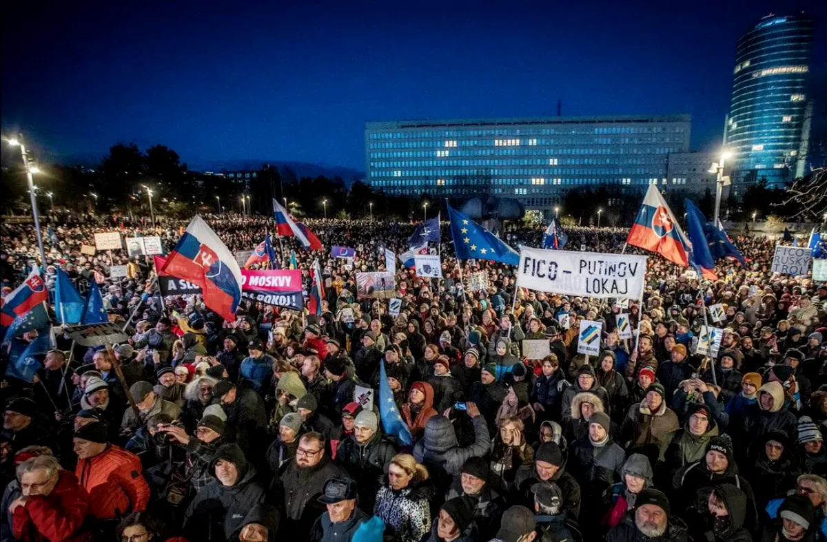 A transzparens szerint Fico Putyin lakája - Pozsonyban hatvanezren, az ország többi részében körülbelül ugyanennyien tüntettek a szlovák miniszterelnök oroszbarát politikája ellen