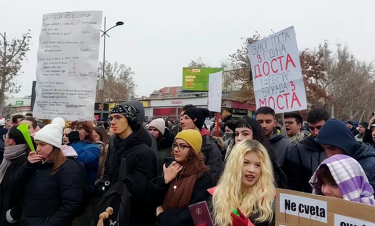 Az újvidéki diákok a futaki úti piacnál tüntettek - az egy emblematikus hely - a transzparensükön pedig már most azt hirdetik, hogy február elsején a város mindhárom hídját lezárják