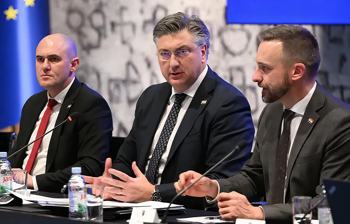 A horvát kormány bővíti a korlátozott árú termékek listáját 3 A kiskereskedelmi láncok képviselőivel folytatott megbeszélésen még ott volt Josip Dabro lövöldözős miniszter, a kép bal oldalán látható