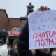 Az arc és a gerinc nem csak anatómiai fogalom - olvasható ezen a plakáton, amelyet a Jadran színház, régebben mozi előtt szellőztettek meg