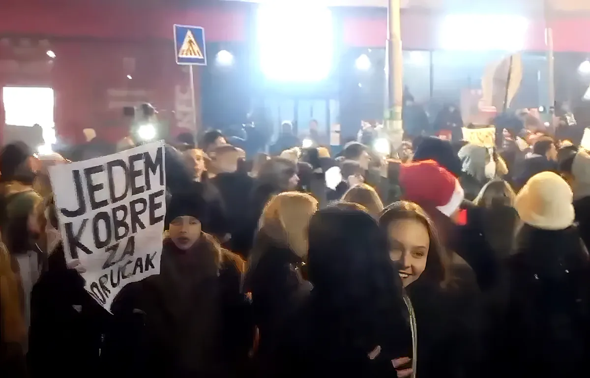 Kobrákat eszem reggelire - hirdeti a transzparens