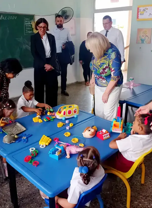 Szerbiában tavaly októberben már javában sztrájkoltak a tanárok, amikor a szerb oktatási miniszter Kubában tanulmányozta az ottani oktatási rendszert. A fotót a karibi ország belgrádi nagykövete tette közzé az X platformon
