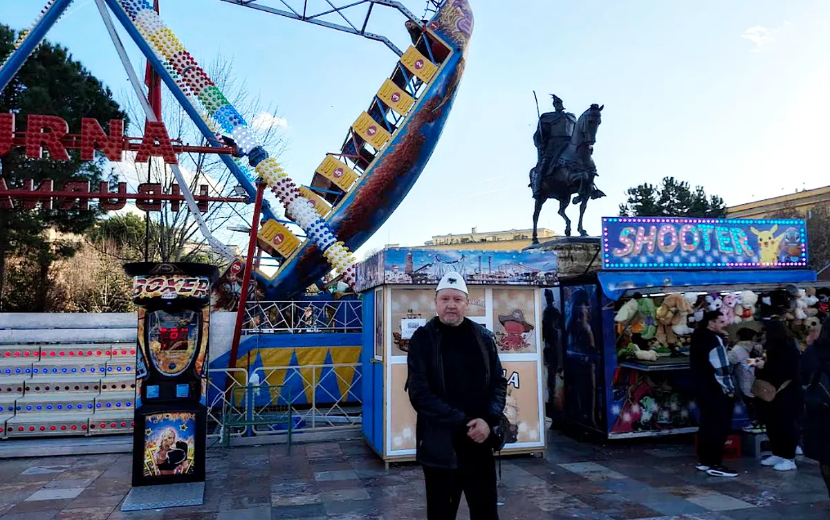Szerzőnk sajnálattal vette tudomásul, hogy mire odaért, addigra bezárt a tiranai Luna Park