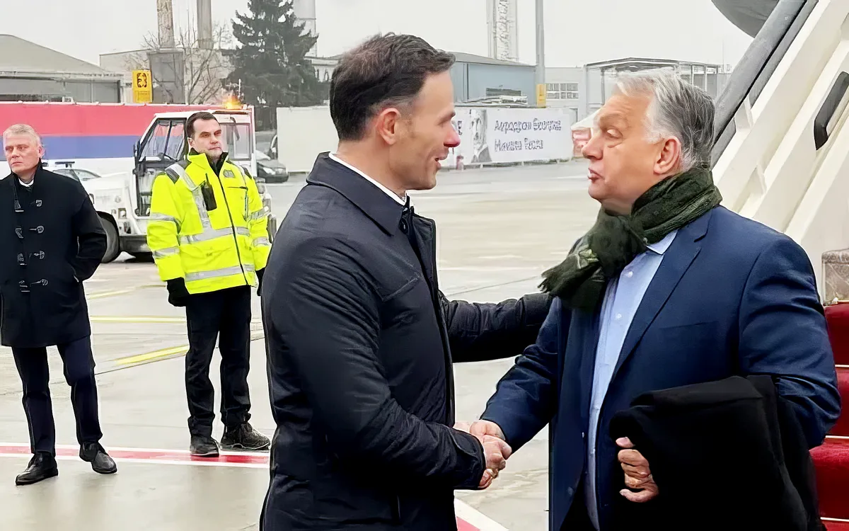 A belgrádi repülőtéren Siniša Mali szerb pénzügyminiszter fogadta a magyar miniszterelnököt