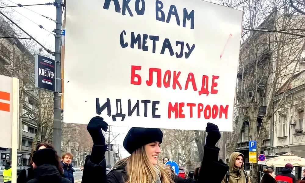 Ha zavarnak benneteket a blokádok, menjetek metróval! Utalás a belgrádi metróval kapcsolatos halogatásokra