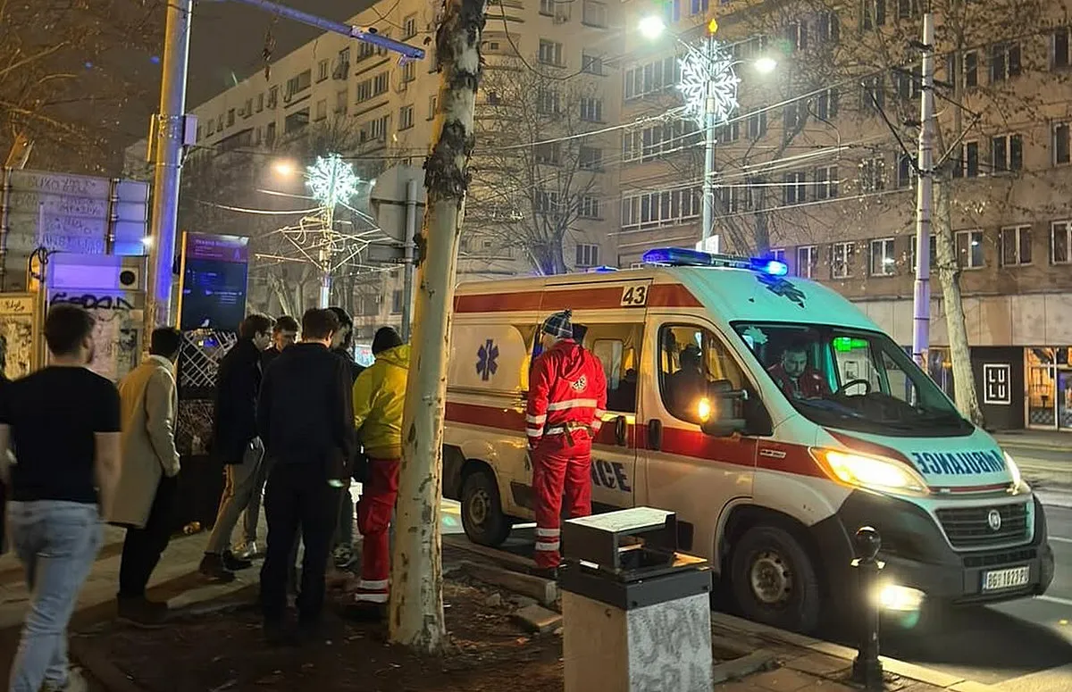Több diák megsérült a belgrádi jogi kar hallgatói elleni támadásban 2 A sérülteket a mentő vitte be