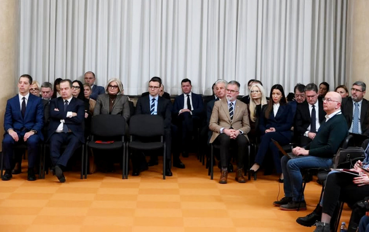 Miniszteri hallgatóság, az ügyvivő kormányból többen is élőben szerették volna látni az elnöki beszédet