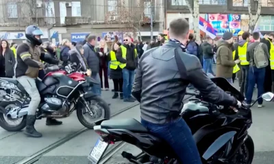 Motorosok védik a diákokat Belgrádban