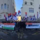 A belgrádi Novosti egyebek között ezzel a fotóval igazolta, hogy a szerb elnököt Budapesten is támogatják