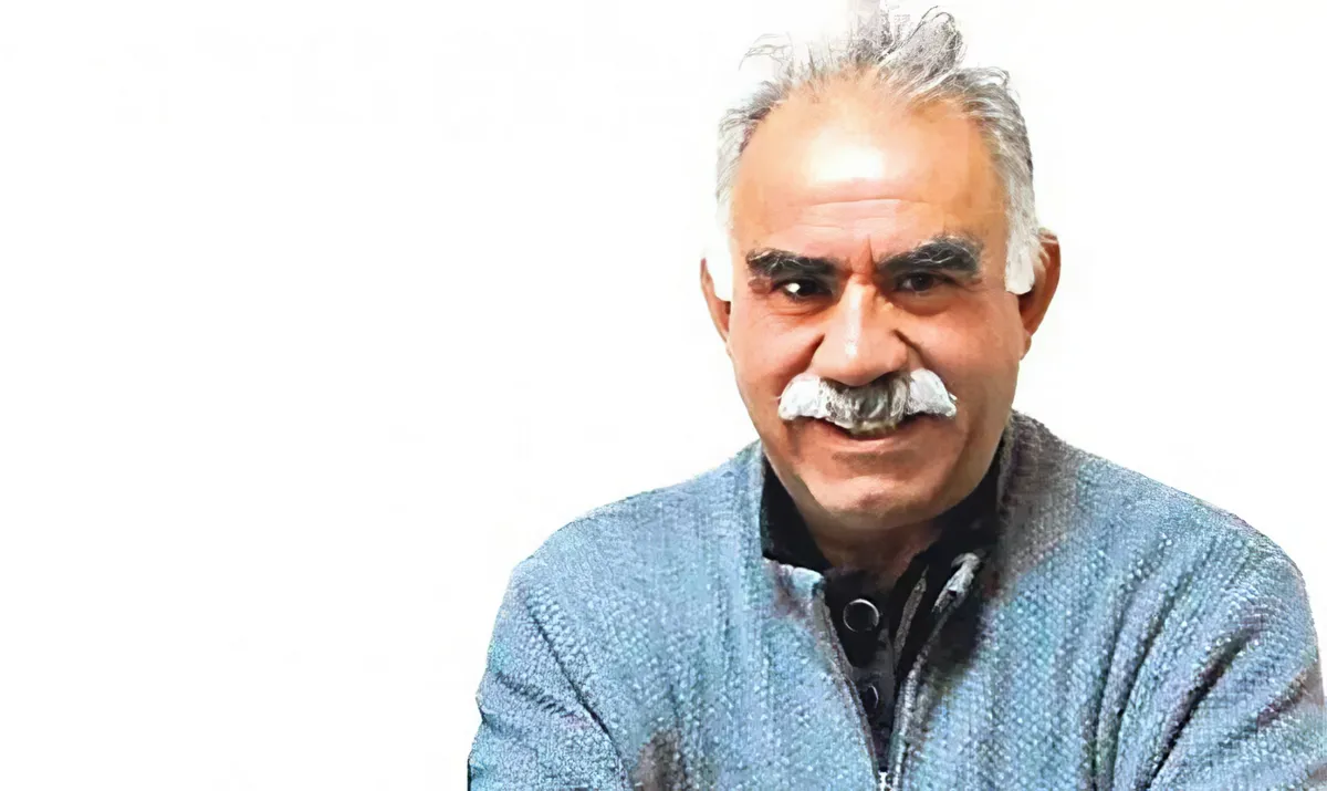 Öcalan (1949) több mint egy évtizede az egyetlen fogoly a hírhedt Imrali-szigetbörtönben, amely a Márvány-tengerben található Isztambul mellett. Öcalan ügyvédein keresztül közli az utasításait a PKK kint lévő parancsnokaival. Törökország ezt számos okból engedi: sokan úgy gondolják, hogy talán jobb, ha a PKK egyetlen nagy szervezetként működik, ahelyett, hogy sok kiszámíthatatlan frakcióra szakadna