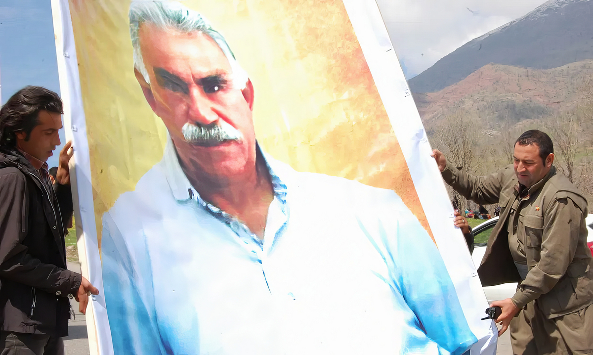 Abdullah Öcalan - aki ma is népszerű a kurdok között - 2013 márciusában - három évtizedes erőszakos konfliktus után tűzszünetre szólította fel a PKK-t a török kormánnyal