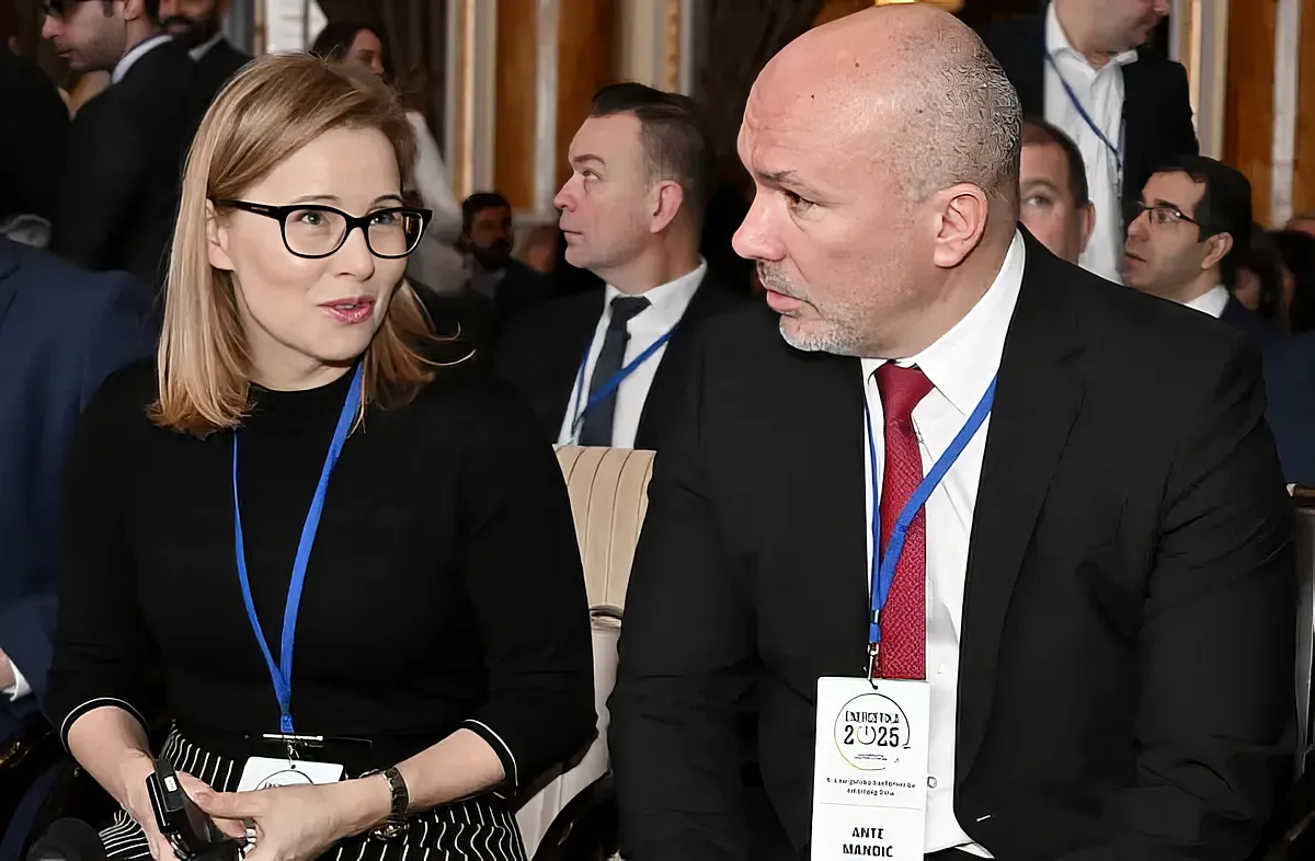 Olajosok egymás közt, Ortutay Zsuzsanna, az INA igazgatótanácsának elnöke és Ante Mandić, a Petrol igazgatótanácsának elnöke