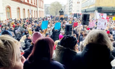 Általános sztrájkot hirdettek a szerbiai tanárok a belgrádi Bölcsészeti Egyetem előtti téren, a Platón. Egy ellenzéki politikus közben azt posztolta, hogy ha egyetlen tanárnak is felmondanak, akkor mondjanak fel mindannyian (Forrás: X platform)