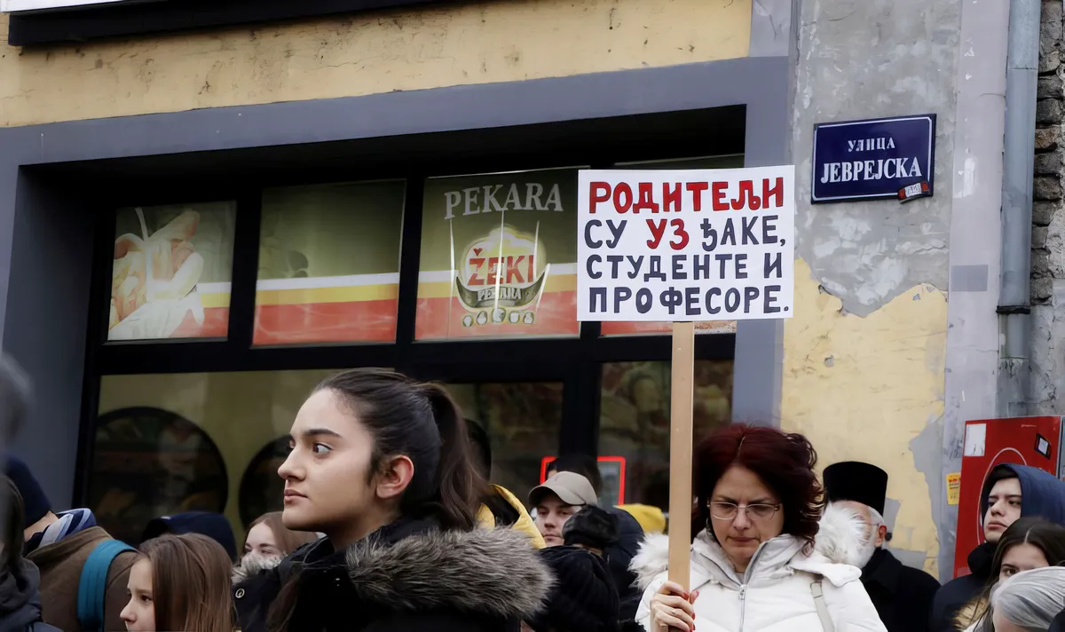 Általános sztrájk kis félelemmel és fenyegetéssel vegyítve 4 A szülők együtt demonstrálnak a tanárokkal és a diákokkal, sőt a kép jobb alsó sarkában egy pópa is látható