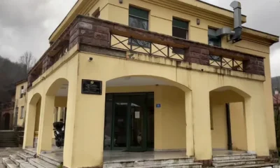 A cetinjei Biztonsági Központ ügyeletes tisztje, aki miután telefonos bejelentést kapott a Velestovo kocsmában történt négyes gyilkosságról, rossz felé irányította a rendőrjárőrt - ami miatt drága idő veszett oda. Ez azért fordulhatott elő, mert az ügyeletes nem cetinjei lakos, és nem ismeri a helyi elnevezéseket – tudta meg az ETV portál több rendőrségi forrásból