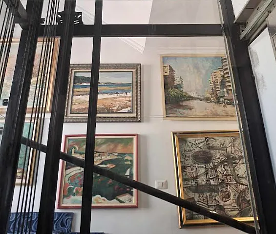 Csak a fürdőszobában nincsenek képek a tiranai Sarajevo Art Hotelban