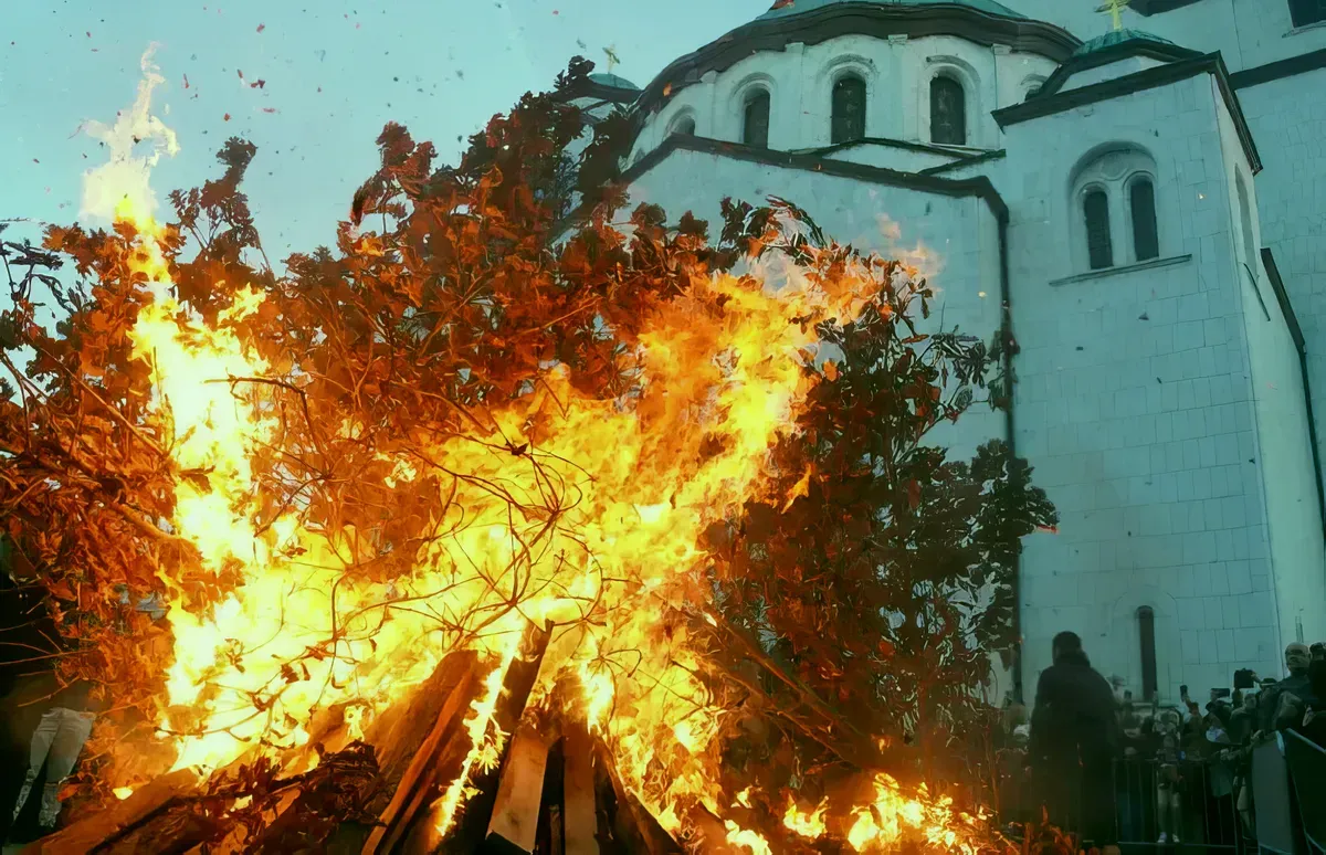 Tűzgyújtás a belgrádi Szent Száva templomnál