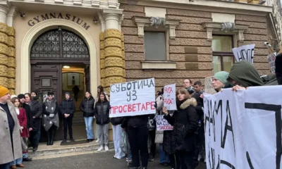 Szabadkán egyetlen intézményben nem volt tanítás hétfőn, a Svetozar Marković Gimnáziumban. Keddre azonban a tanárok egy része úgy döntött, mégis tartana órákat, mások a törvényes sztrájkot választották, vagyis 30 perces órákat tartottak a 45 helyett, míg a maradék egyáltalán nem tartott órát