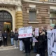 Szabadkán egyetlen intézményben nem volt tanítás hétfőn, a Svetozar Marković Gimnáziumban. Keddre azonban a tanárok egy része úgy döntött, mégis tartana órákat, mások a törvényes sztrájkot választották, vagyis 30 perces órákat tartottak a 45 helyett, míg a maradék egyáltalán nem tartott órát