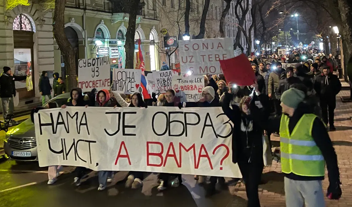 A szabadkai menet a sugárúton beért a városközpontba, két transzparens is a Belgrádban elgázolt Sonja Ponjavićot szólította meg: az egyik szerint "Sonja, veled vagyunk", a másik szerint "Sonja, tarts ki ❤️"