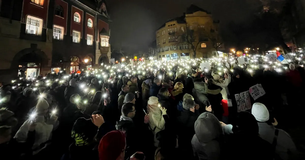 A tüntetők felkapcsolták mobiltelefonjaikon a fényt