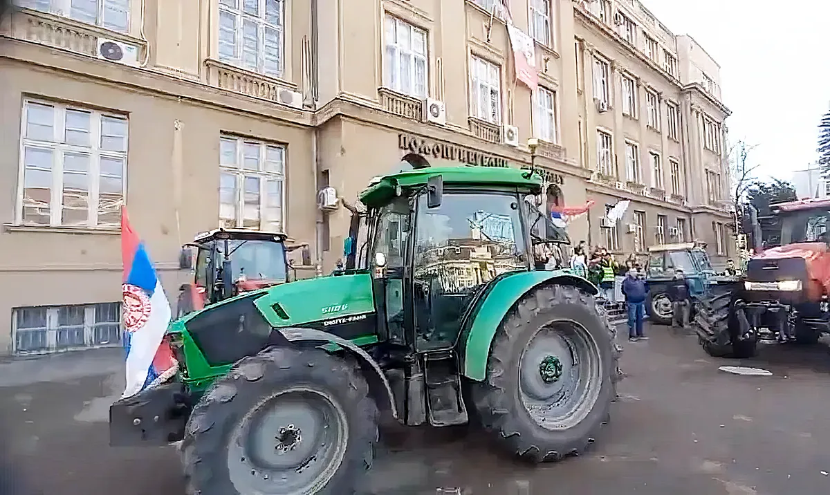 A diákok egy napra lezárják az egyik belgrádi csomópontot 3 A traktorok megérkeztek a belgrádi Mezőgazdasági Egyetem elé