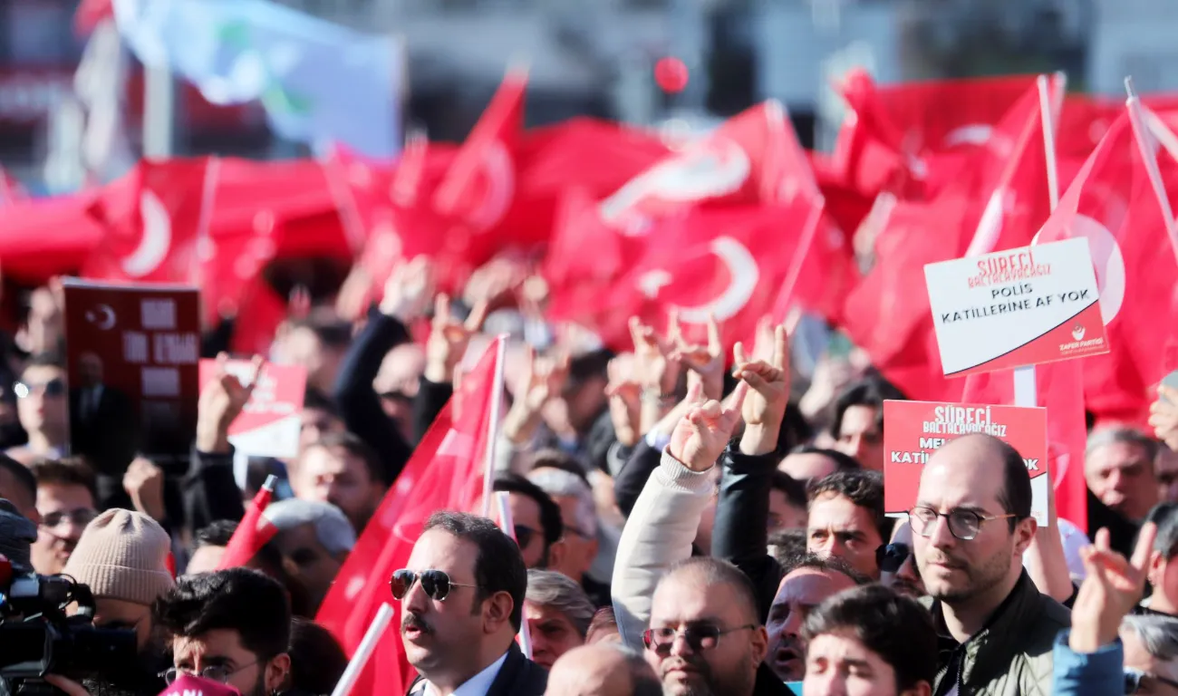 Börtönben a törökországi migrációellenes párt vezetője 4 Egy újabb árulás van folyamatban, amely során Ümit Özdağ-t törvénytelenül tartják fogva, a "csecsemőgyilkos Öcalant" viszont szabadon akarják engedni - írja a Győzelem Pártja az általa szervezett vasárnapi tüntetést követően