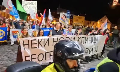 A motorosok biztosították az Újvidékre érkező diákokat, akik a Covid alatt elhunyt újvidéki szerző, Đorđe Balašević egyik slágerének a címét írták a transzparensükre: NEKI NOVI KLINCI (Valami új kölykök) BEOGRAD ❤️ NOVI SAD