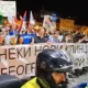 A motorosok biztosították az Újvidékre érkező diákokat, akik a Covid alatt elhunyt újvidéki szerző, Đorđe Balašević egyik slágerének a címét írták a transzparensükre: NEKI NOVI KLINCI (Valami új kölykök) BEOGRAD ❤️ NOVI SAD
