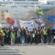 A belgrádi diákok Újvidékre mennek, a felvonulásokat általában a gépészek vezetik, őket könnyű felismerni a "Gépészek a gépezet ellen" feliratú transzparensükről. Ezúttal feltűnik a Ferrari-zászló is, amely az 1996-os nagy diáklázadásra emlékeztet. Az 1996-os és 1997-es nagy belgrádi diáktüntetéseken az egyetemisták hónapokon át tiltakoztak Slobodan Milošević rezsimje ellen