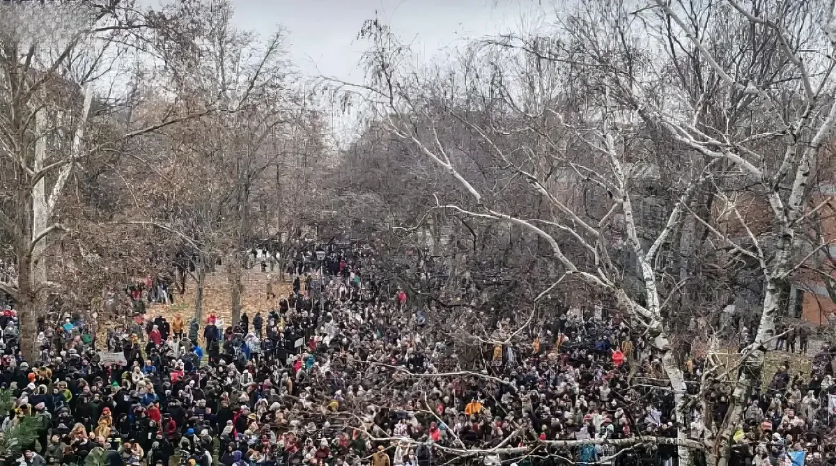 Általános sztrájk kis félelemmel és fenyegetéssel vegyítve 3 Újvidéken a diákok és a tanárok együtt demonstráltak