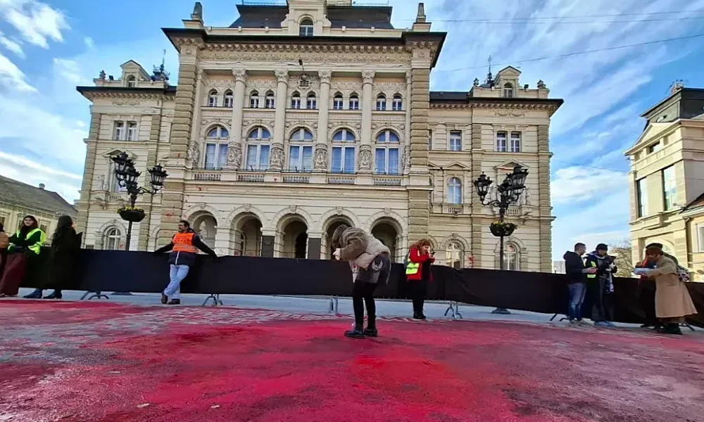 Vérnek kellett folynia, de még ez sem elég. A képen az újvidéki városháza, a polgármester már - kvázi - lemondott