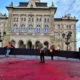 Vérnek kellett folynia, de még ez sem elég. A képen az újvidéki városháza, a polgármester már - kvázi - lemondott