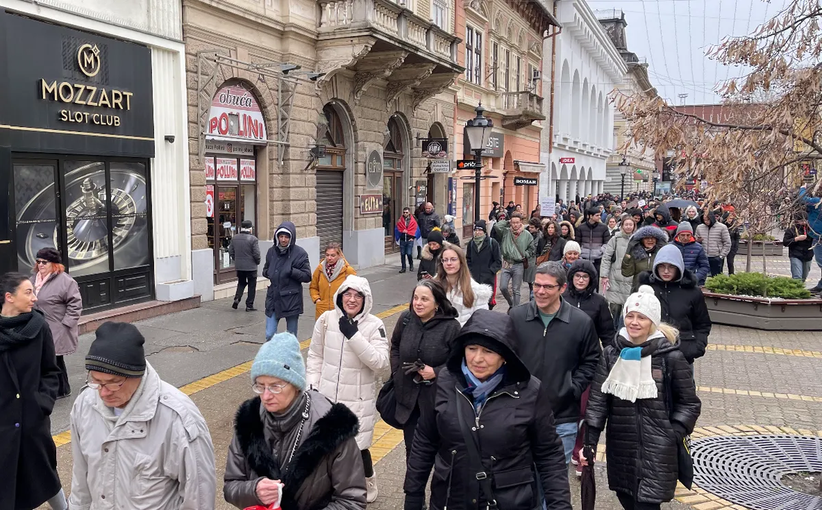 Szabadka felébredt, megállt, majd kiabált 4 Felvonulók a szabadkai korzón