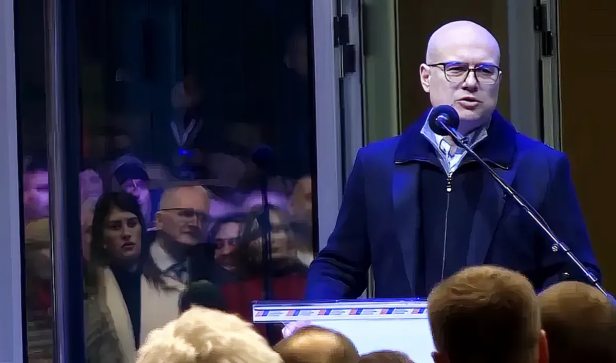 Vučić az ellenzék ellen uszított, és Vajdaság elszakadásával riogatott 4 Miloš Vučević miniszterelnök kijelentette, hogy semmiféle forradalom vagy erőszakos hatalomátvétel nem lesz, nem lesz átmeneti kormány, senki sem foglalja el a városházát, és nem kerül sor Vajdaság elszakítására sem Szerbiától