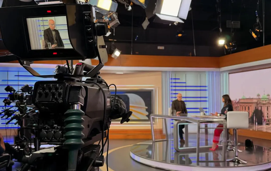 Vučić este a Happy televízióból, Vučević miniszterelnök reggel a Prvából fenyegette meg a tanárokat, hogy aki holnap nem megy dolgozni, arra ráküldik a felügyeletet. Vučević még hozzátette: biztos abban, hogy "sikertelen lesz a forradalom"