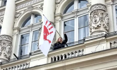 Pünkösdi királyság, a szerbiai ellenzék kitűzte saját zászlaját az újvidéki városházára