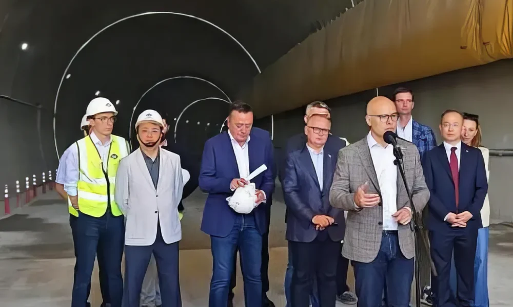 Miloš Vučević - azóta már levitézlett szerb miniszterelnök tavaly június 15-én Li Ming kínai nagykövet kíséretében megtekintette az Újvidék-Ruma (Árpatarló) közötti gyorsforgalmi út építési területét. A rendezvényen részt vett néhány más vezető is, mint például Goran Vesić, azóta már félretett építésügyi, közlekedési és infrastrukturális miniszter, valamint Milan Đurić, szintén visszahúzódó újvidéki polgármester is, tehát szép kis társaság
