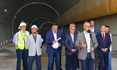 Miloš Vučević - azóta már levitézlett szerb miniszterelnök tavaly június 15-én Li Ming kínai nagykövet kíséretében megtekintette az Újvidék-Ruma (Árpatarló) közötti gyorsforgalmi út építési területét. A rendezvényen részt vett néhány más vezető is, mint például Goran Vesić, azóta már félretett építésügyi, közlekedési és infrastrukturális miniszter, valamint Milan Đurić, szintén visszahúzódó újvidéki polgármester is, tehát szép kis társaság