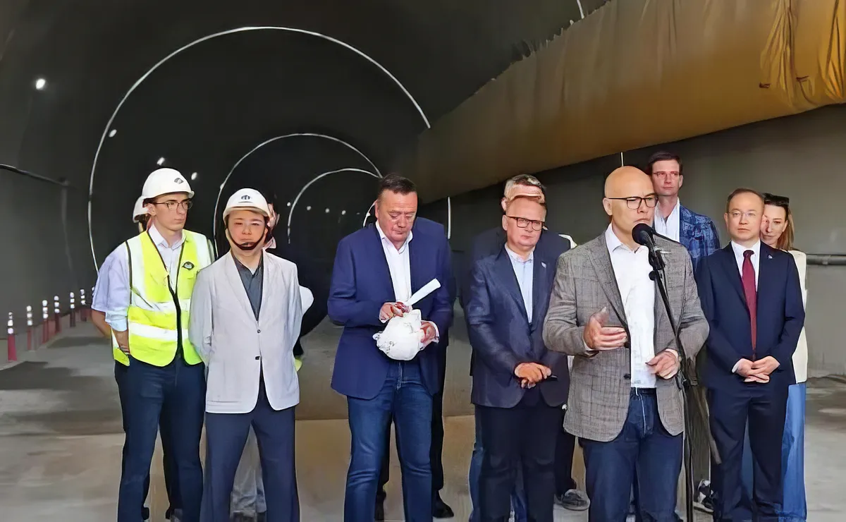 Miloš Vučević - azóta már levitézlett szerb miniszterelnök tavaly június 15-én Li Ming kínai nagykövet kíséretében megtekintette az Újvidék-Ruma (Árpatarló) közötti gyorsforgalmi út építési területét. A rendezvényen részt vett néhány más vezető is, mint például Goran Vesić, azóta már félretett építésügyi, közlekedési és infrastrukturális miniszter, valamint Milan Đurić, szintén visszahúzódó újvidéki polgármester is, tehát szép kis társaság