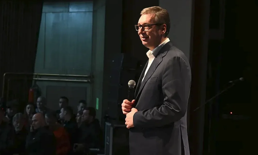 Reflektorfényben, a szerb elnök Aleksandrovacban népszerűsítette új mozgalmát, és értékelte a hazájában kialakult helyzetet
