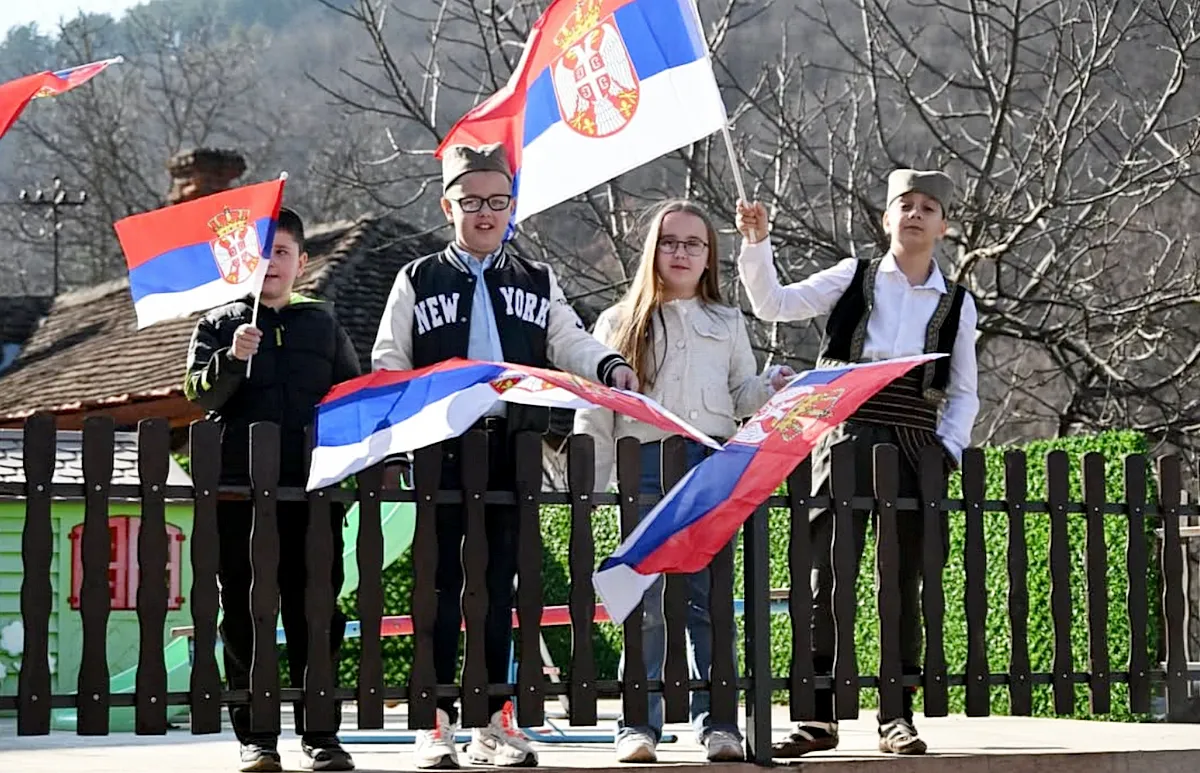 A jövő egyetemistái üdvözlik a vidékre látogató szerb elnököt