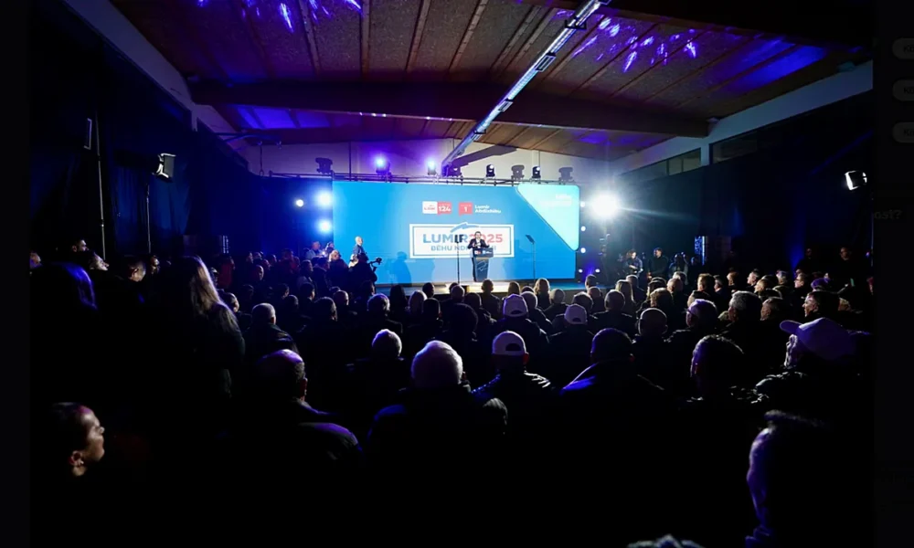 A legnagyobb kihívó Lumir Abdixhiku (Koszovói Demokratikus Szövetség) egyik nagygyűlése